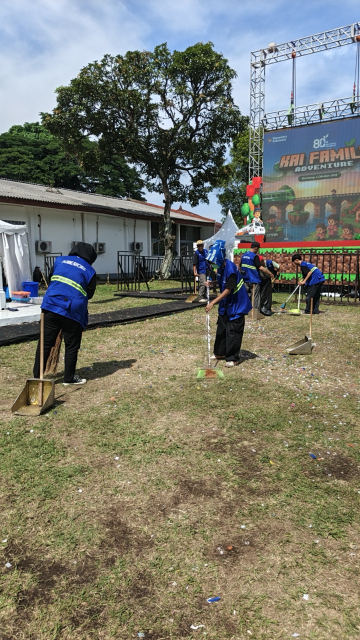 Aktivitas pengelolaan sampah di event